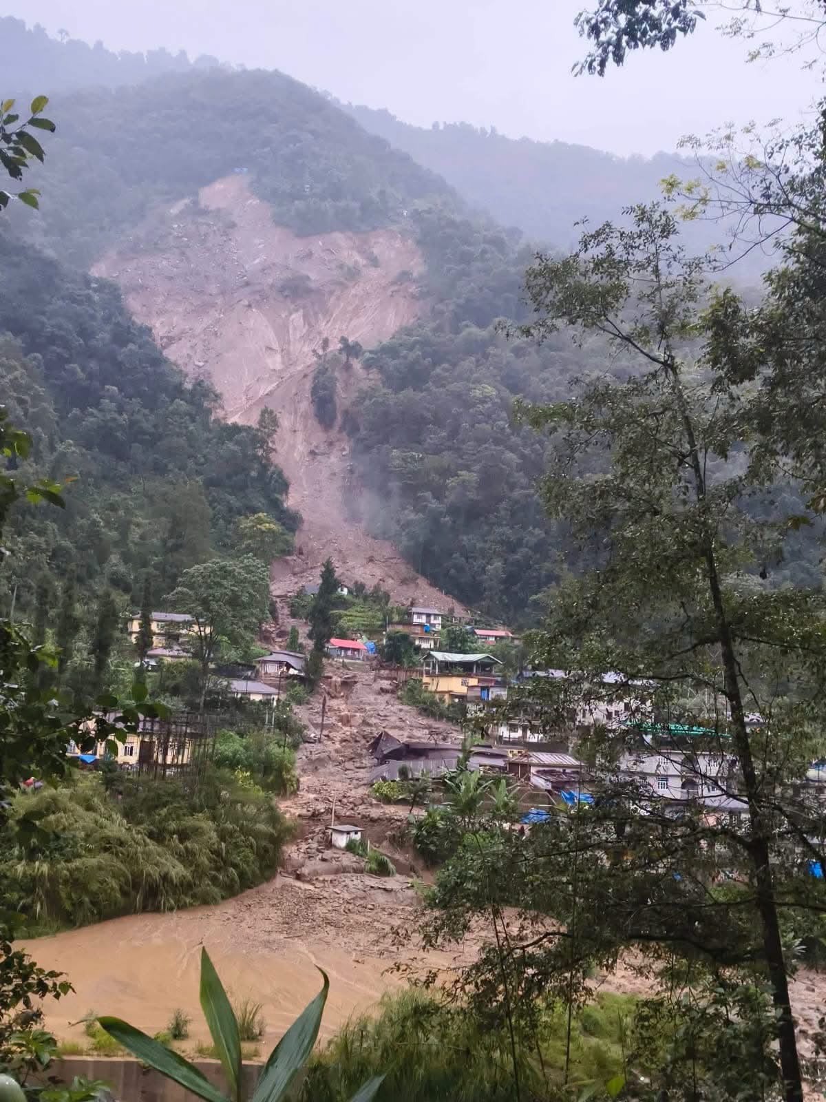 Wide-angle view of the full landslide track above Rimbi village